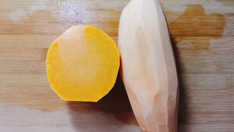 红薯南瓜粥,准备一个<a style='color:red;display:inline-block;' href='/shicai/ 2585'>红薯</a>和一块<a style='color:red;display:inline-block;' href='/shicai/ 53'>南瓜</a>，去皮洗净备用