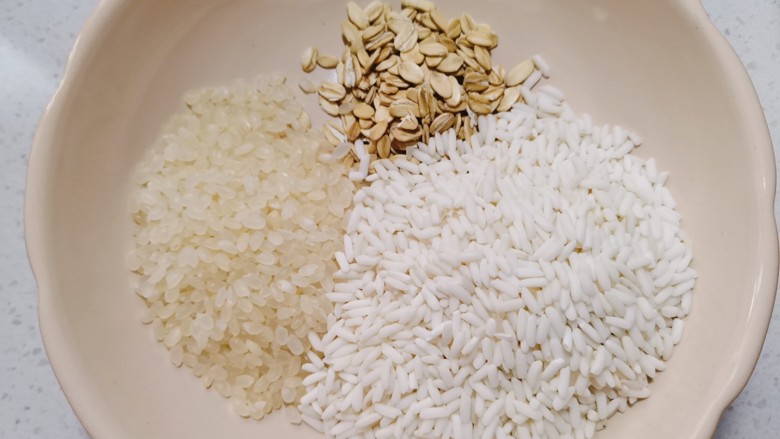 红薯南瓜粥,准备适量<a style='color:red;display:inline-block;' href='/shicai/ 492'>大米</a>，<a style='color:red;display:inline-block;' href='/shicai/ 498'>糯米</a>，<a style='color:red;display:inline-block;' href='/shicai/ 495'>燕麦</a>