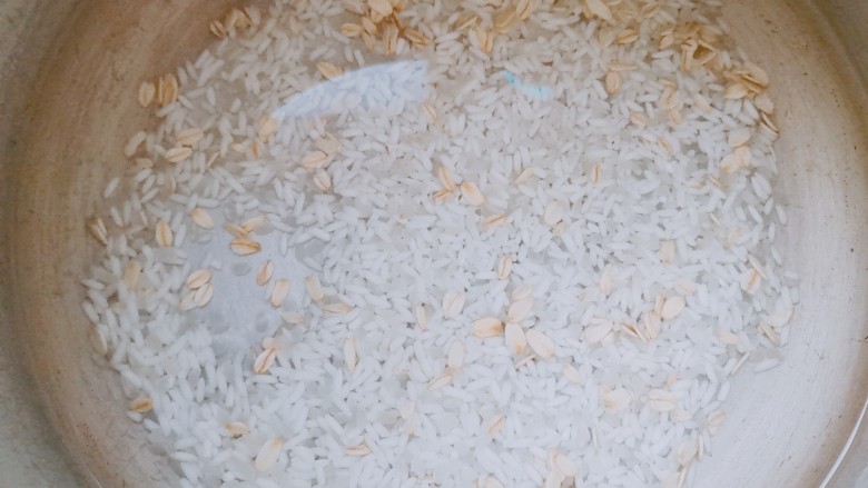 红薯南瓜粥,将食材淘洗干净，用清水泡半小时