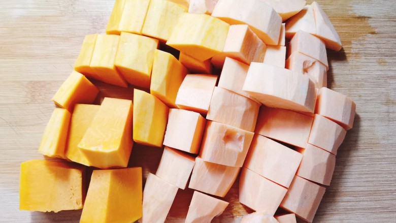 红薯南瓜粥,南瓜红薯切块，这里用高压锅煮可以切稍大块