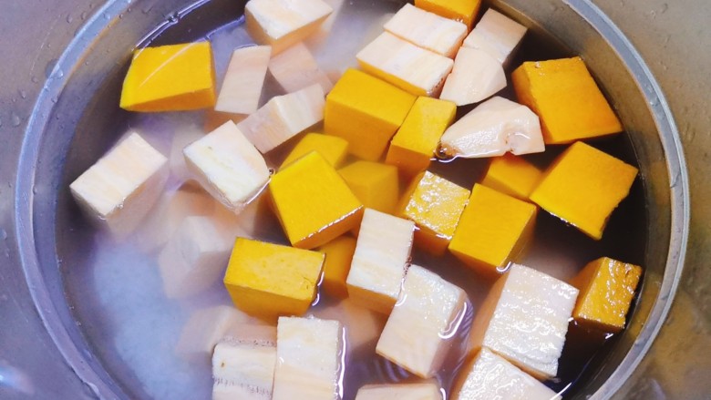 红薯南瓜粥,高压锅中加入准备好的食材，再加清水，比例是1：2