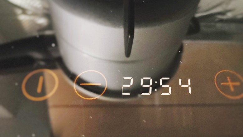 红薯南瓜粥,盖好高压锅盖，煮三十分钟