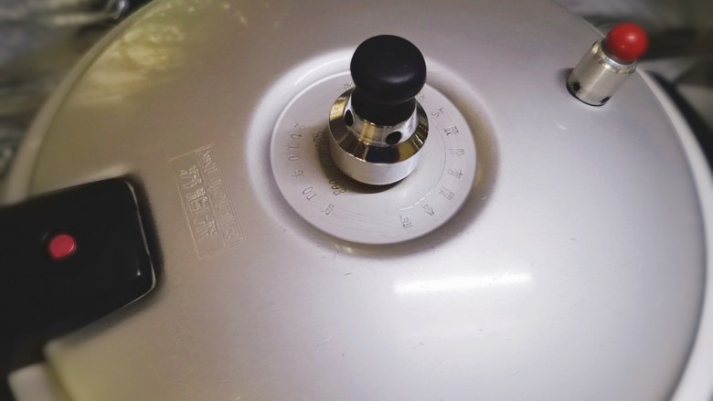 红薯南瓜粥,大火煮开，高压锅上气关小火焖煮至半小时后