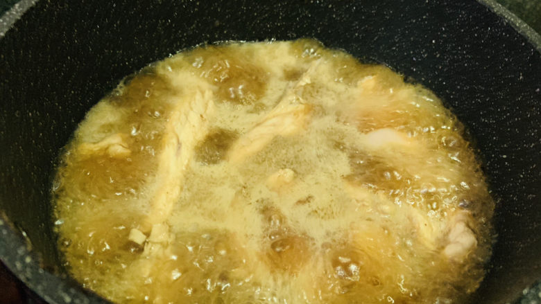 新疆大盘鸡,翻炒均匀,转中火,盖住锅盖焖煮