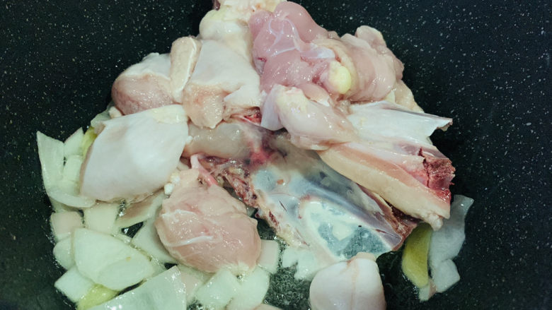 新疆大盘鸡,加入鸡肉,先翻炒一会
