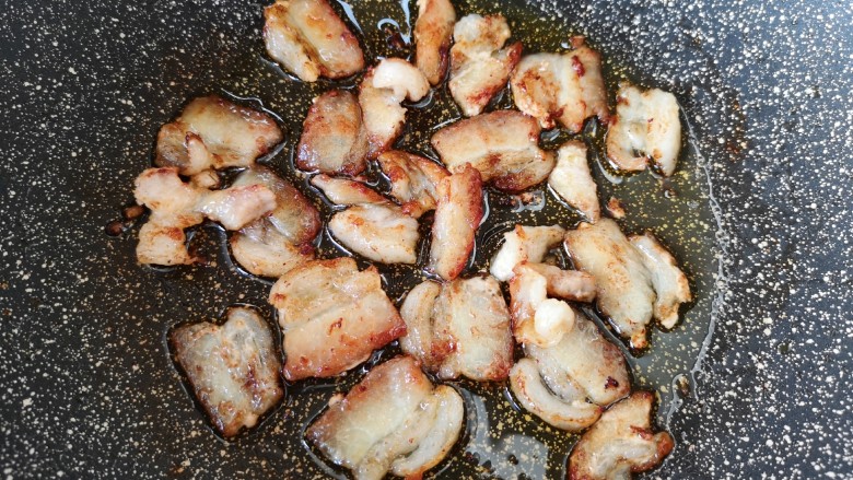 干锅西兰花,炒锅内倒少许食用油,下入肉片煎至焦黄色,盛出备用。