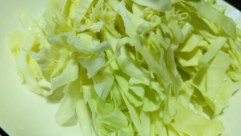 包菜炒粉丝,<a style='color:red;display:inline-block;' href='/shicai/ 3511'>包菜</a>清洗干净,切丝