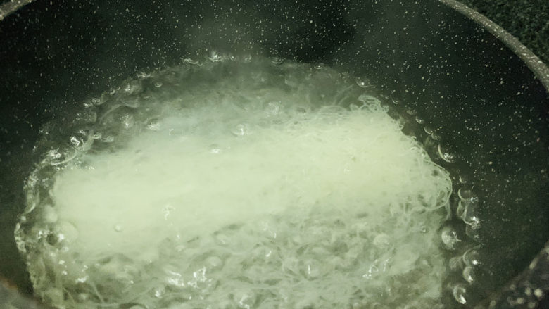 包菜炒粉丝,锅里水烧开,加入米粉稍微捞一下