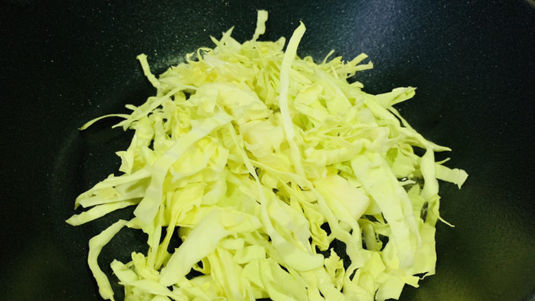 包菜炒粉丝,锅加食用油,先加入包菜