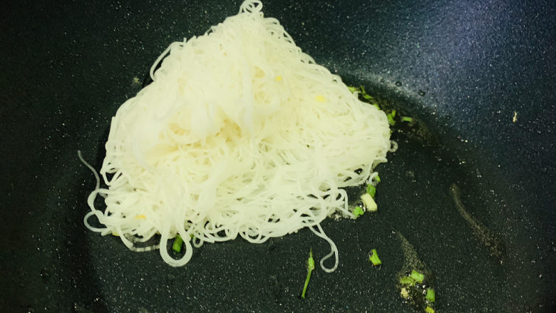 包菜炒粉丝,将葱粒炒香,放入米粉