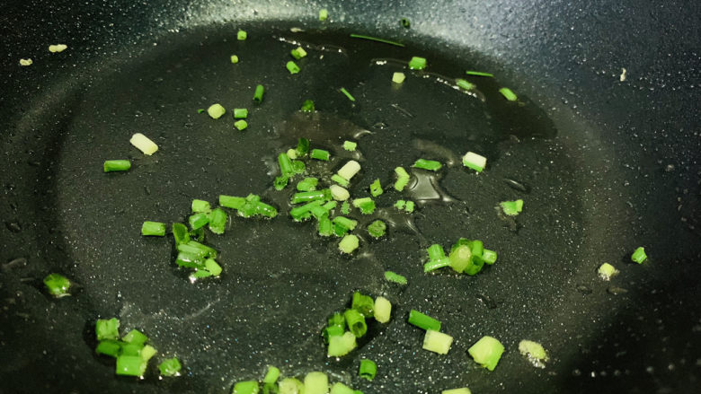包菜炒粉丝,锅加食用油,加葱粒