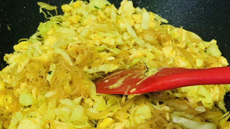 包菜炒粉丝,翻炒均匀料汁,就可以起锅了