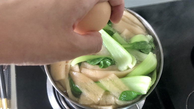 酸辣宽粉,打入一个鸡蛋,煮一分钟关火
