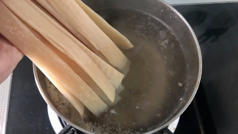 酸辣宽粉,坐锅烧水,水开下宽粉,中小火煮两三分钟
