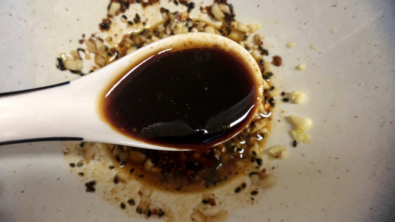 酸辣宽粉,调味:两汤匙生抽