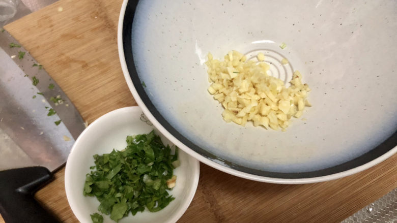 酸辣宽粉,蒜切蒜末,香菜切末