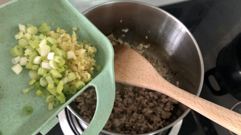 酸辣宽粉,下姜末葱白,煸炒出香味