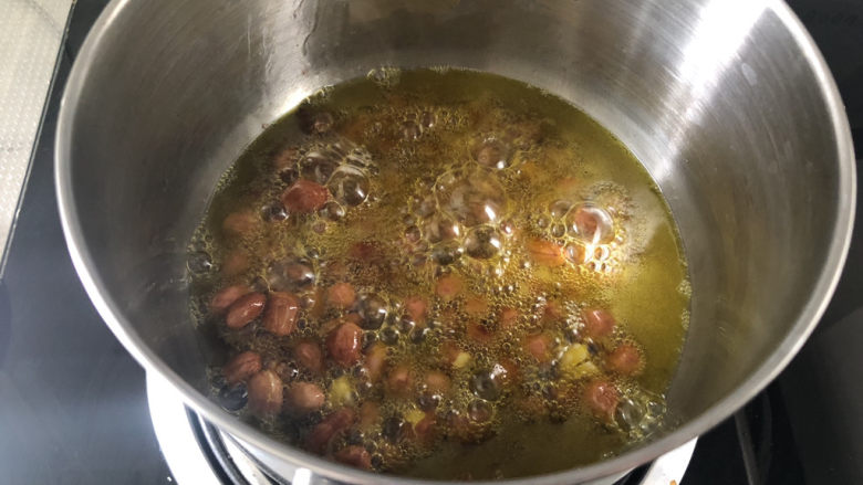 酸辣宽粉,倒入适量食用油,小火不断煸炒