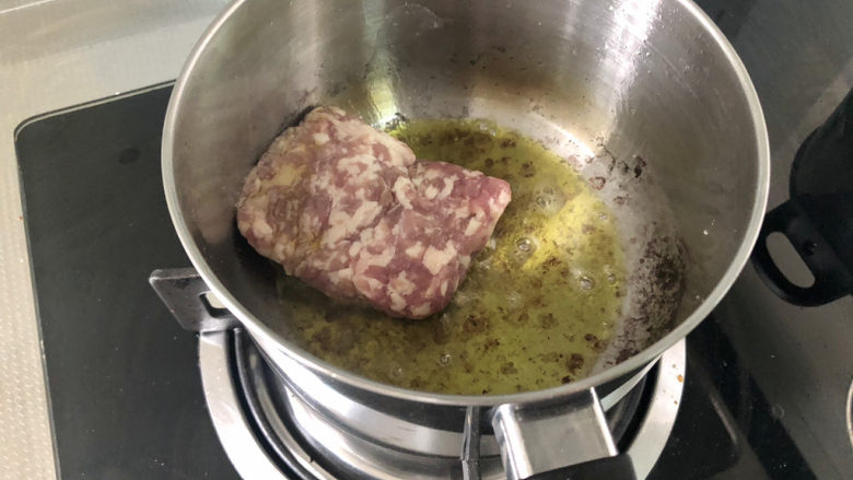 酸辣宽粉,热锅冷油,下肉末,小火煸炒到肉末发白出油