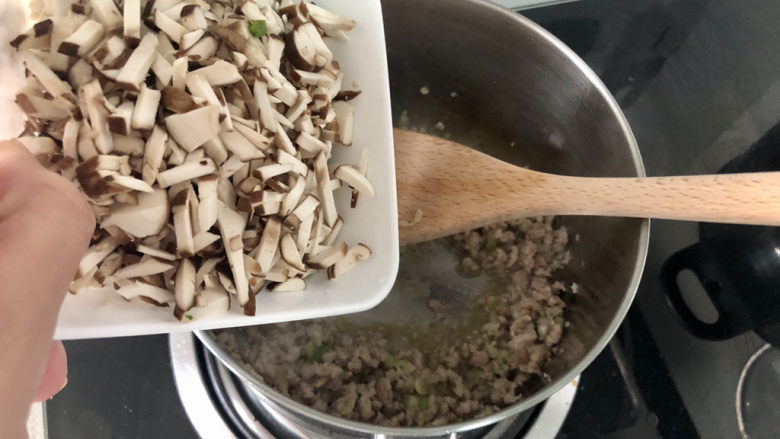 酸辣宽粉,下香菇,翻炒半分钟