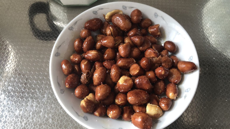 酸辣宽粉,炒到焦黄沥油盛出,撒少许食盐
