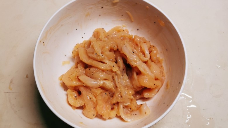 毛豆炒肉丝,抓拌均匀,腌制10分钟。