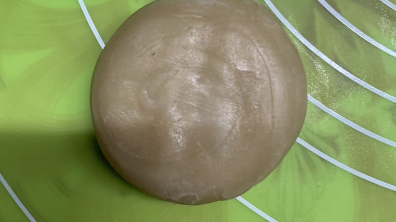红枣酥,再轻轻摁扁。