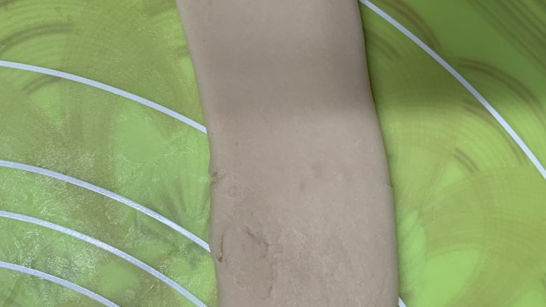 红枣酥,再擀长舌开来,不用太长,够卷3圈就行。