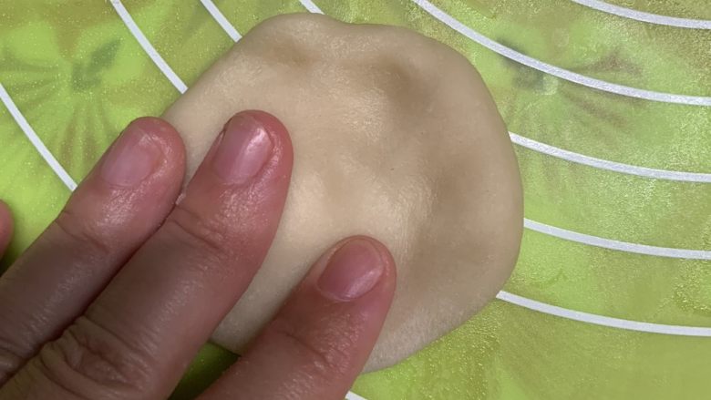 红枣酥,取一个水油皮剂子摁扁。