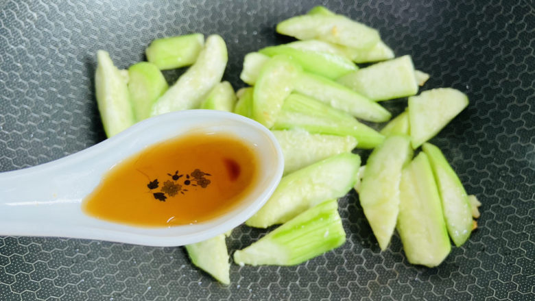丝瓜炒蛋,<a style='color:red;display:inline-block;' href='/shicai/ 718'>料酒</a>提香,翻炒均匀