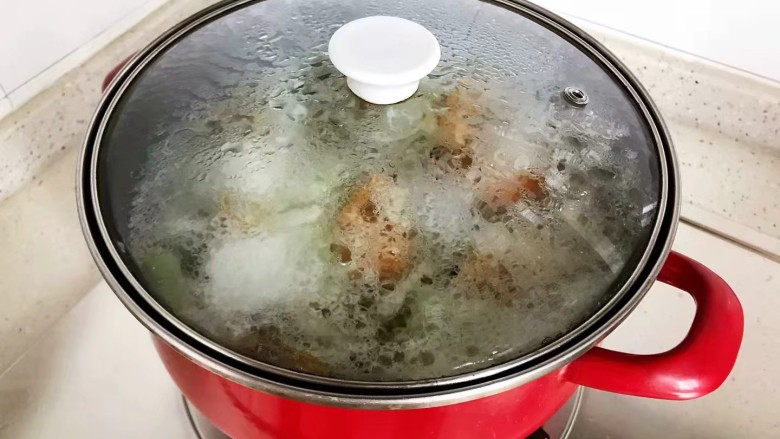三鲜汤,盖上锅盖,转小火继续煮5.6分钟