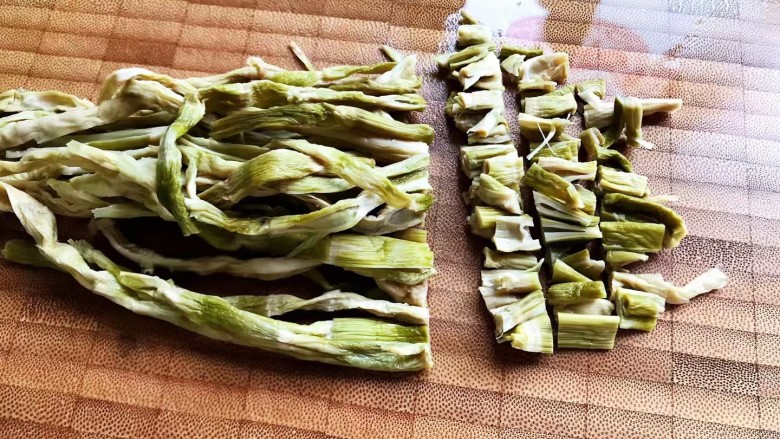 三鲜汤,挤干水分,切碎(如图所示)