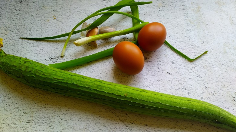 丝瓜炒蛋,准备食材