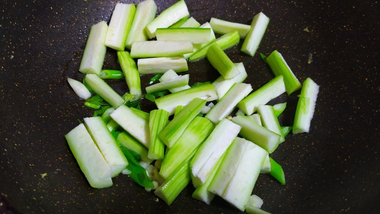 丝瓜炒蛋,加入丝瓜条,翻炒均匀。