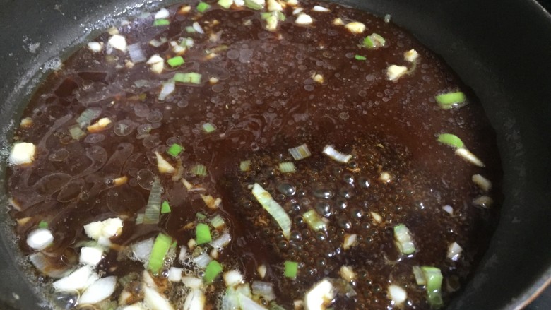 红烧日本豆腐,再加入调制好的料汁,煮至冒出小泡泡。