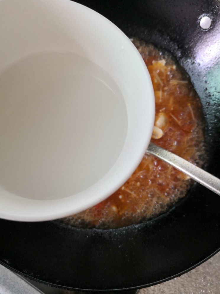 三鲜汤,烧开,倒入水淀粉