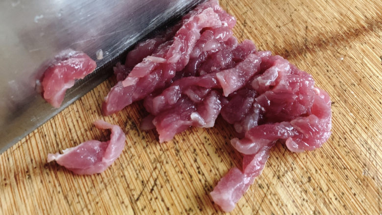 小炒牛肉,牛肉先切片再切丝。