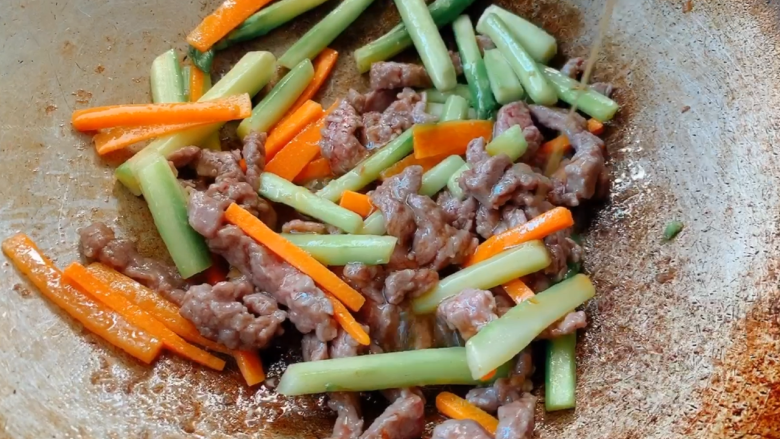 小炒牛肉,翻炒均匀,关火出锅