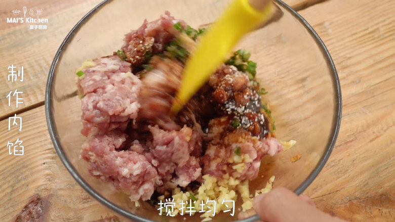 入口极鲜|野生菌鲜肉月饼 ,料理盆中加入绞碎的<a style='color:red;display:inline-block;' href='/shicai/ 34374'>猪肉馅</a>，加入葱姜末，<a style='color:red;display:inline-block;' href='/shicai/ 762'>老抽</a>，<a style='color:red;display:inline-block;' href='/shicai/ 788'>生抽</a>，芝麻油，<a style='color:red;display:inline-block;' href='/shicai/ 718'>料酒</a>。
