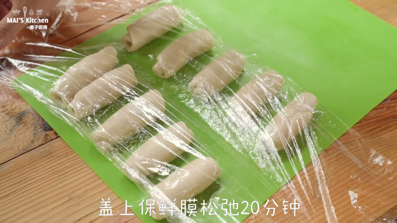 入口极鲜|野生菌鲜肉月饼 ,20分钟后再次擀成长舌状,之后卷起。