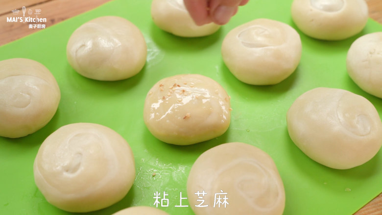 入口极鲜|野生菌鲜肉月饼 ,之后刷上鸡蛋液,撒上白芝麻。