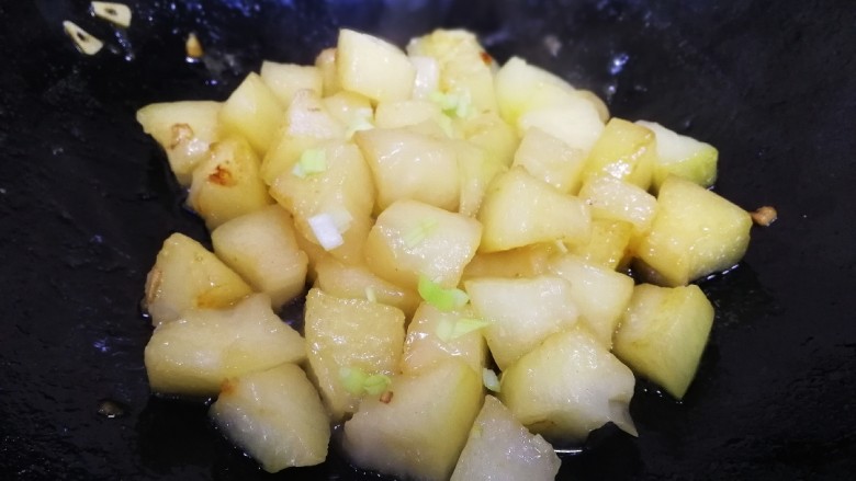 蚝油冬瓜,汤汁收尽即可,洒上适量葱花。