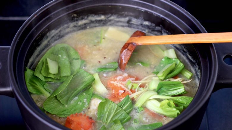 海蟹杂谷蔬菜粥,大火煮沸后,加入小油菜。