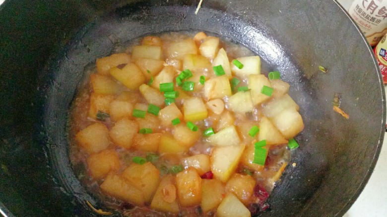 蚝油冬瓜,冬瓜熟了,撒些葱花翻炒均匀即可