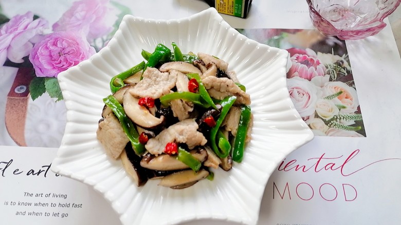 香菇肉片,拍上成品图,一道美味又营养的香菇肉片就完成了。