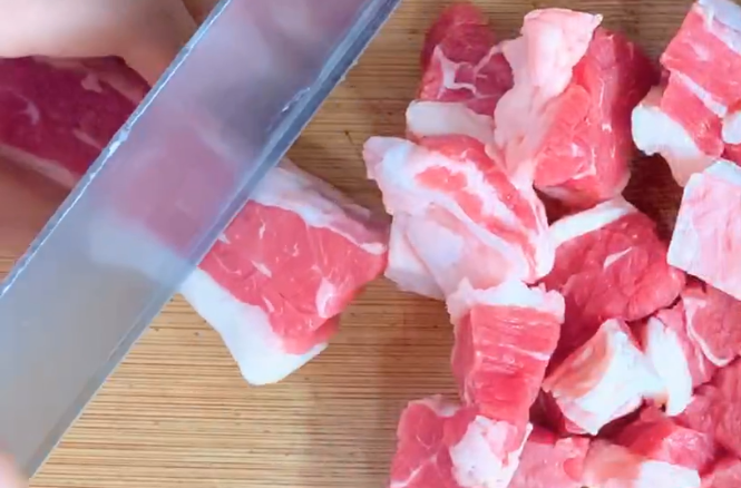 红烧牛腩,切成大块,因为煮了会回缩,所以不能切太小。
