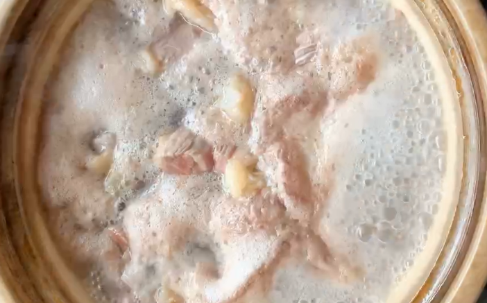 红烧牛腩,大火煮至沸腾,煮出血水和杂质,撇去面上白泡,捞出备用。