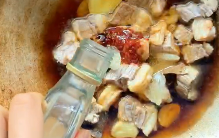 红烧牛腩,加少许<a style='color:red;display:inline-block;' href='/shicai/ 718'>料酒</a>,然后翻炒均匀。