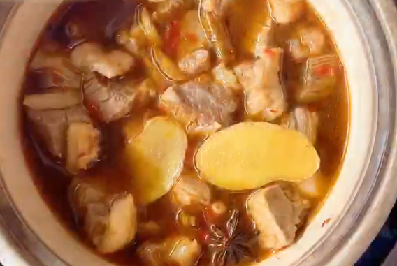 红烧牛腩,将所有食材移入砂锅中,再次加水,水的量淹没过食材,然后煮沸之后转小火焖煮。