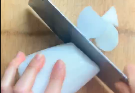 红烧牛腩,过程中,准备下白萝卜块,同样也是切成大块。
